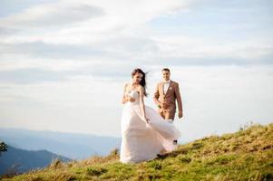 amor joven pareja celebrando una boda en las montañas