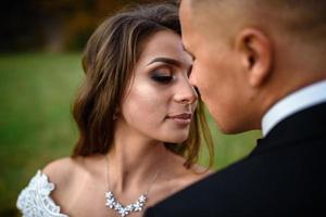 la novia y el novio. una pareja paseando entre el estrecho y hermoso desfiladero. el desfiladero estaba cubierto de musgo verde. los recién casados giran y corren. foto