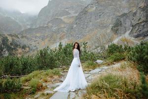 novia cerca del lago ojo de mar en polonia foto