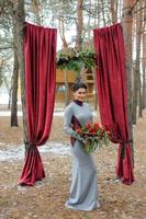 ceremonia de boda para dos cerca del arco rojo foto