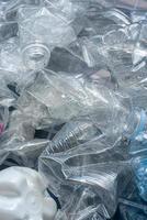 botellas de plástico enrolladas para reciclar.