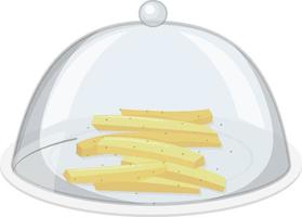 papas fritas en plato redondo con cubierta de vidrio sobre fondo blanco