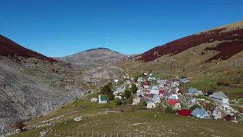 vista aérea de drone da aldeia de montanha lukomir na bósnia e herzegovina. aldeia única e tradicional. aldeia única na Europa. modo de vida tradicional medieval. turismo rural e férias. video