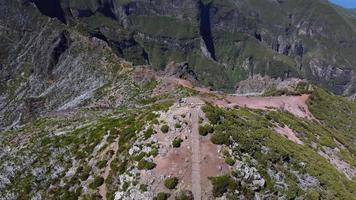 vista aérea de drones del pico de la montaña de pico do areeiro en la isla de madeira, portugal. Precioso paisaje. senderismo y estilo de vida nómada. gente disfrutando de la cima. pasear. video