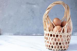 huevos de gallina frescos en cesta de bambú foto