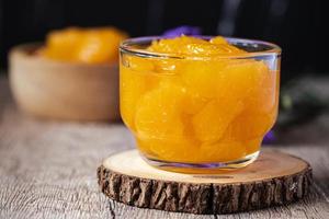 naranja en almíbar en vaso de postre transparente foto