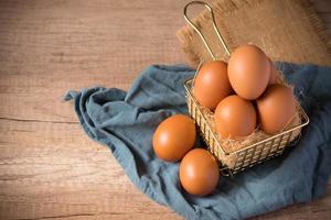 huevos de gallina frescos en una cesta de metal