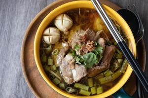 kaolao de cerdo estofado con gloria de la mañana y brotes, comida local tailandesa