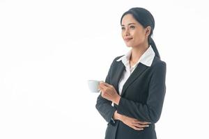 retrato joven hermosa mujer feliz sonriente usar traje negro sosteniendo bebiendo café sobre fondo blanco aislado. foto