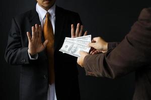 corrupción y soborno, gerente de negocios que se niega a recibir billetes de dinero en dólares para negociar el contrato foto