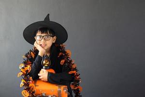 un chico lindo con disfraces y accesorios de halloween foto