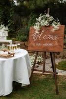 buffet de bienvenida con alcohol y snacks foto