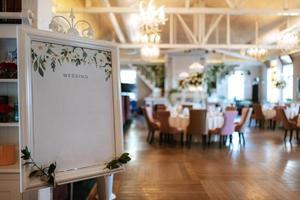 salón de banquetes para bodas con elementos decorativos foto