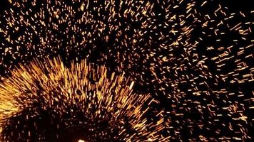 fuochi d'artificio di notte in spiaggia con una torcia video