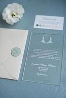 invitación de boda en un sobre gris sobre una mesa foto