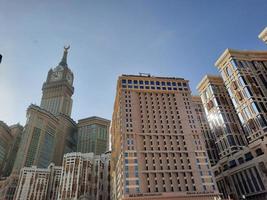 makkah, arabia saudita, 2021 - hermosa vista de la torre del reloj real makkah foto