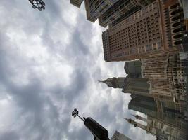 makkah, arabia saudita, 2021 - hermosa vista de la torre del reloj real makkah foto