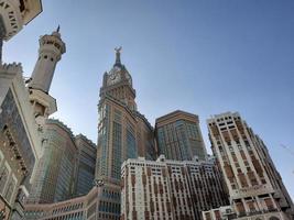 makkah, arabia saudita, 2021 - hermosa vista de la torre del reloj real makkah foto