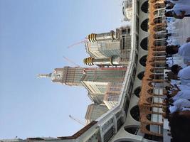 makkah, arabia saudita, 2021 - hermosa vista de la torre del reloj real makkah foto