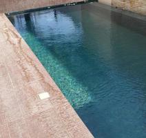 el agua clara de la piscina está cubierta de mosaicos foto