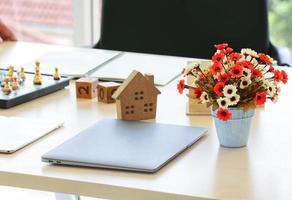 primer plano de la casa modelo en la mesa de madera para el concepto de bienes raíces y préstamos foto