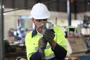 hombres profesionales, ingenieros, habilidades de los trabajadores, calidad, mantenimiento, trabajadores de la industria de capacitación, taller de almacén para operadores de fábrica, producción de equipos de ingeniería mecánica. foto