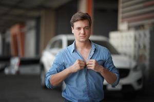 elegante joven guapo caucásico en retrato de moda. foto