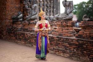 traje tailandés vestido de mujer hermosa, traje de estilo tailandés en Tailandia foto