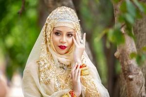 retrato de una hermosa niña india .india mujer en vestido tradicional sari y joyas. Retrato novia musulmana posando foto