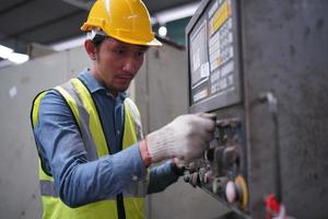 los ingenieros de mantenimiento están trabajando frente a la reparación automatizada de maquinaria cnc en una lista de verificación de mantenimiento en la línea de producción. foto