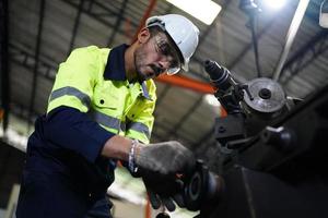 hombres profesionales, ingenieros, habilidades de los trabajadores, calidad, mantenimiento, trabajadores de la industria de capacitación, taller de almacén para operadores de fábrica, producción de equipos de ingeniería mecánica. foto