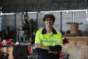 ingeniero revisando el panel de control y enseñando el nuevo brazo robótico automático y la máquina de control operativo en fábrica. foto