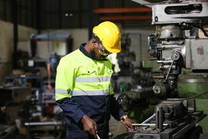 hombres profesionales, ingenieros, habilidades de los trabajadores, calidad, mantenimiento, trabajadores de la industria de capacitación, taller de almacén para operadores de fábrica, producción de equipos de ingeniería mecánica. foto