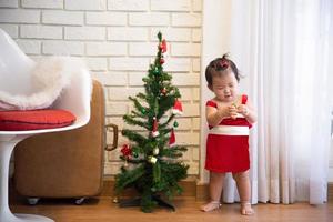 hijita vestida de rojo el día de navidad. foto