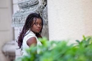 concepto de moda y belleza atractiva mujer afroamericana retrato de primer plano