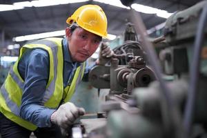 los ingenieros de mantenimiento están trabajando frente a la reparación automatizada de maquinaria cnc en una lista de verificación de mantenimiento en la línea de producción. foto