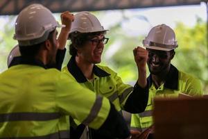 hombres profesionales, ingenieros, habilidades de los trabajadores, calidad, mantenimiento, trabajadores de la industria de capacitación, taller de almacén para operadores de fábrica, producción de equipos de ingeniería mecánica. foto