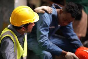 los ingenieros de mantenimiento están trabajando frente a la reparación automatizada de maquinaria cnc en una lista de verificación de mantenimiento en la línea de producción. foto