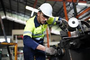 hombres profesionales, ingenieros, habilidades de los trabajadores, calidad, mantenimiento, trabajadores de la industria de capacitación, taller de almacén para operadores de fábrica, producción de equipos de ingeniería mecánica. foto