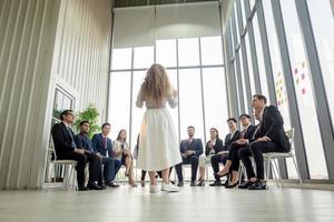 grupo de empresarios que colaboran en la oficina o empresarios multiétnicos en reunión. foto