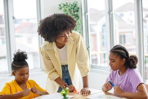 los niños afroamericanos estudian con amigos en clase. foto