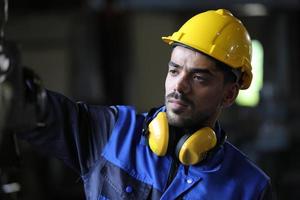 hombres profesionales, ingenieros, habilidades de los trabajadores, calidad, mantenimiento, trabajadores de la industria de capacitación, taller de almacén para operadores de fábrica, producción de equipos de ingeniería mecánica. foto