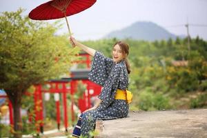joven asiática con kimono, ropa tradicional japonesa.