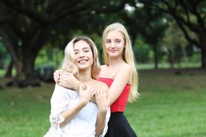 retrato de dos jóvenes amigos al aire libre. foto