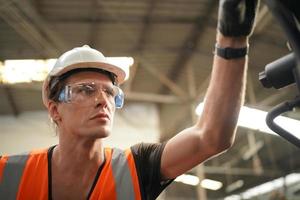 los ingenieros de mantenimiento están trabajando frente a la reparación automatizada de maquinaria cnc en una lista de verificación de mantenimiento en la línea de producción. foto