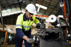 hombres profesionales, ingenieros, habilidades de los trabajadores, calidad, mantenimiento, trabajadores de la industria de capacitación, taller de almacén para operadores de fábrica, producción de equipos de ingeniería mecánica. foto