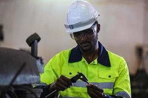 hombres profesionales, ingenieros, habilidades de los trabajadores, calidad, mantenimiento, trabajadores de la industria de capacitación, taller de almacén para operadores de fábrica, producción de equipos de ingeniería mecánica. foto