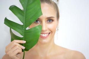 retrato, de, mujer joven, sonriente, encima, blanco, fondo gris foto