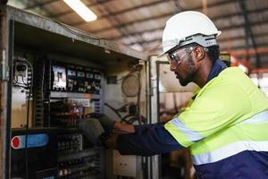 hombres profesionales, ingenieros, habilidades de los trabajadores, calidad, mantenimiento, trabajadores de la industria de capacitación, taller de almacén para operadores de fábrica, producción de equipos de ingeniería mecánica. foto