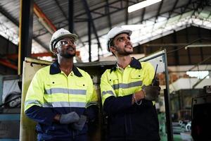 hombres profesionales, ingenieros, habilidades de los trabajadores, calidad, mantenimiento, trabajadores de la industria de capacitación, taller de almacén para operadores de fábrica, producción de equipos de ingeniería mecánica. foto